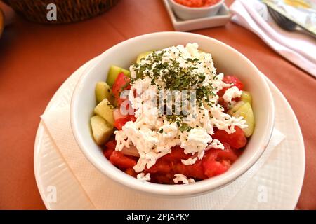 La salade Shopska, l'une des salades les plus populaires dans le menu des restaurants des Balkans Banque D'Images