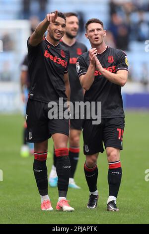 Jacob Brown (à gauche) et Jordan Thompson de Stoke City après le coup de sifflet final du match du championnat Sky Bet à la Coventry Building Society Arena, à Coventry. Date de la photo: Samedi 1 avril 2023. Banque D'Images