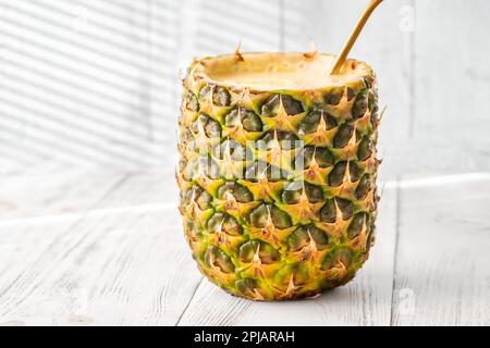 Cocktail grec Pina Colada servi dans une coquille d'ananas Banque D'Images