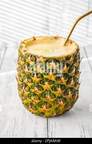 Cocktail grec Pina Colada servi dans une coquille d'ananas Banque D'Images