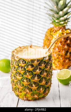 Cocktail grec Pina Colada servi dans une coquille d'ananas Banque D'Images