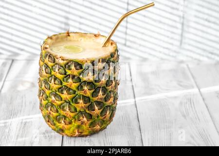 Cocktail grec Pina Colada servi dans une coquille d'ananas Banque D'Images