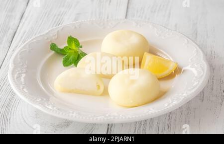 Citron mochi - gâteau japonais au riz sur l'assiette de service Banque D'Images
