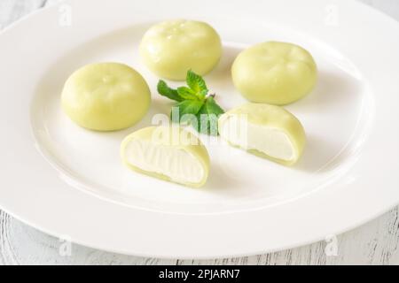 Pistache mochi - gâteau japonais au riz sur l'assiette de service Banque D'Images
