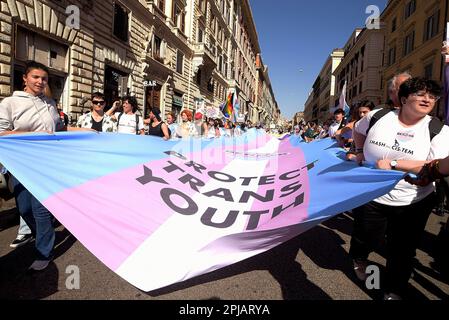 Un drapeau transgenre géant est porté par les manifestants lors de la Journée transgenre de visibilité à Rome, Italie. Banque D'Images