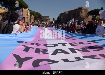 Un drapeau transgenre géant est porté par les manifestants lors de la Journée transgenre de visibilité à Rome, Italie. Banque D'Images