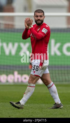 Wrexham, Wrexham County Borough, pays de Galles. 1st avril 2023. L'homme du match de Wrexham Elliot Lee claque les fans, lors du Wrexham Association football Club V Oldham Athletic Association football Club au champ de courses, dans la Vanarama National League. (Image de crédit : ©Cody Froggatt/Alamy Live News) Banque D'Images