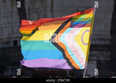 Un drapeau de la fierté du progrès intersex-inclusive est vu lors de la manifestation de la Journée transgenre de visibilité à Rome, Italie. Banque D'Images