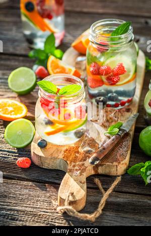 Limonade fraîche et maison faite de fruits d'été. Limonade de fruits froide dans le jardin d'été. Banque D'Images