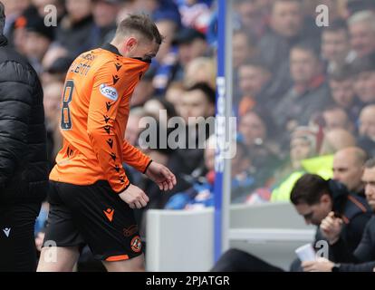 Peter Pawlett de Dundee Utd quitte le terrain avec une blessure lors du match Cinch Premiership au stade Ibrox, à Glasgow. Date de la photo: Samedi 1 avril 2023. Banque D'Images