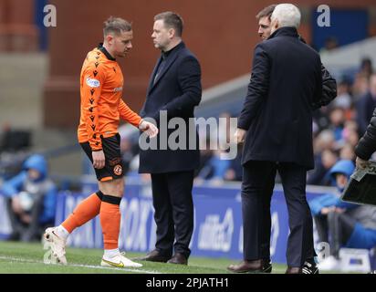 Peter Pawlett de Dundee Utd quitte le terrain avec une blessure lors du match Cinch Premiership au stade Ibrox, à Glasgow. Date de la photo: Samedi 1 avril 2023. Banque D'Images