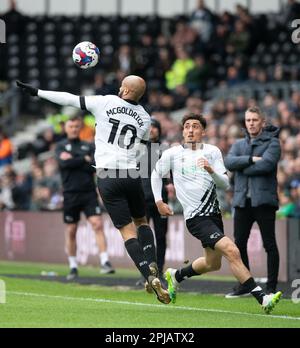 Derby County football Team contre Ipswich Town FC au Pride Park Stadium de Derby, Royaume-Uni, le 01 avril 2023. David McGoldrick (comté de Derby) et Haydon Roberts (comté de Derby) avec le ballon au stade Pride Park, Derby, Royaume-Uni crédit: Mark Dunn/Alay Live News Banque D'Images