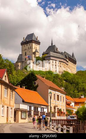 KARLSTEJN, RÉPUBLIQUE TCHÈQUE, EUROPE - les touristes visitent le château de Karlstejn en Bohême. Banque D'Images
