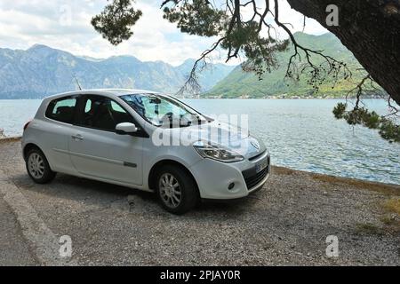 Perast, Monténégro - juin 2022 : voiture Renault garée sur la côte de la baie de Kotor au Monténégro Banque D'Images