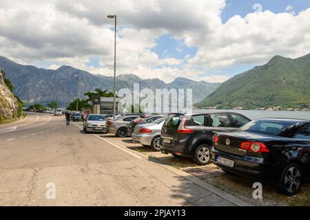 Perast, Monténégro - juin 2022 voitures garées sur la côte de la baie de Kotor au Monténégro Banque D'Images