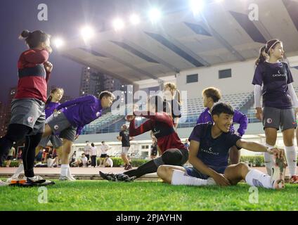 Les membres de l'équipe de football wome's n de Hong Kong sont photographiés pendant l'entraînement de l'équipe avant les qualificatifs olympiques au terrain de sports de Kowloon Bay. 28MAR23 SCMP/Yik Yeung-man Banque D'Images