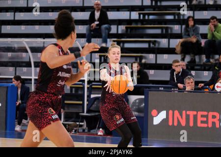 Campobasso, Italie. 30th mars 2023. Panzera Ilaria d'Allianz GEAS Sesto San Giovanni (R) en action pendant le quart de finale des femmes huit de la coupe italienne 2023 entre Banco di Sardegna Dinamo Sassari et Allianz GEAS Sesto San Giovanni à la Molisana Arena. Banco di Sardegna Dinamo Sassari Team a battu Allianz GEAS Sesto San Giovanni Team avec un score de 53 à 48. (Photo par Elena Vizoca/SOPA Images/Sipa USA) crédit: SIPA USA/Alay Live News Banque D'Images