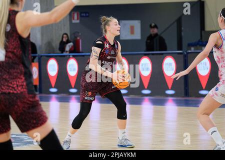 Campobasso, Italie. 30th mars 2023. Panzera Ilaria d'Allianz GEAS Sesto San Giovanni (C) en action pendant le quart de finale des femmes huit de la coupe italienne 2023 entre Banco di Sardegna Dinamo Sassari et Allianz GEAS Sesto San Giovanni à la Molisana Arena. Banco di Sardegna Dinamo Sassari Team a battu Allianz GEAS Sesto San Giovanni Team avec un score de 53 à 48. (Photo par Elena Vizoca/SOPA Images/Sipa USA) crédit: SIPA USA/Alay Live News Banque D'Images