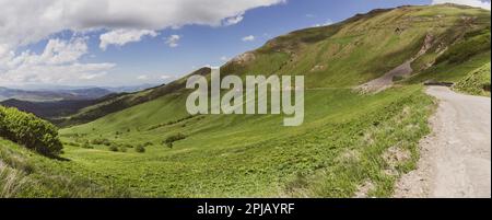 Dangereux M-20 route de gravier de terre à Tskhratskaro Pass, Géorgie, avec Trialeti (Caucase) paysage de montagnes vertes, été. Banque D'Images