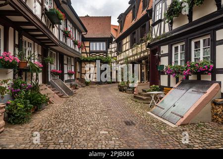 Maisons typiques à colombages bordées le long d'une rue piétonne à Gengenbach, une ville touristique dans la région de la Forêt-Noire (Schwarzwald), en Allemagne Banque D'Images
