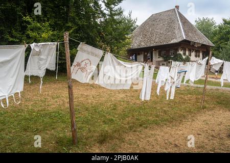 Vêtements suspendus devant une ferme traditionnelle au musée en plein air de la Forêt Noire à Gutach, Schwarzwald, Allemagne Banque D'Images