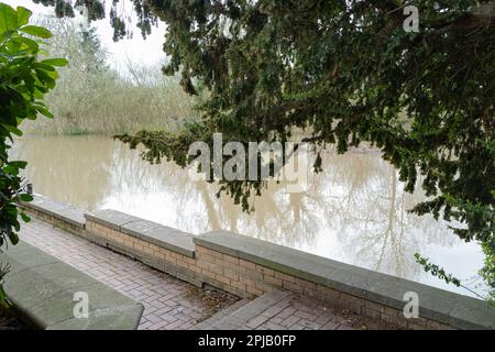 La rivière intérieure anglaise locale a fait éclater ses berges et inonder la passerelle et la ville voisines en raison de fortes précipitations. Banque D'Images