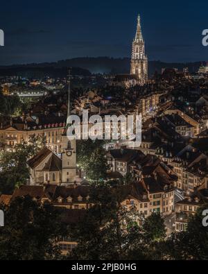 Panorama nocturne pittoresque de la vieille ville de Berne vue depuis le point de vue de Rose Garden, Suisse Banque D'Images