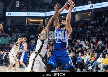 Istanbul, Turquie. 30th mars 2023. Elijah Bryaant (R) d'Anadolu Efes Istanbul et semi Ojeleye (L) de Virtus Segafredo Bologna vu en action au cours de la série 32 de l'Euroligue 2022/2023 Turkish Airlines saison régulière entre Anadolu Efes et Virtus Segafredo Bologna à Sinan Erdem Dome. Score final; Anadolu Efes 86:67 irtus Segafredo Bologna. Crédit : SOPA Images Limited/Alamy Live News Banque D'Images