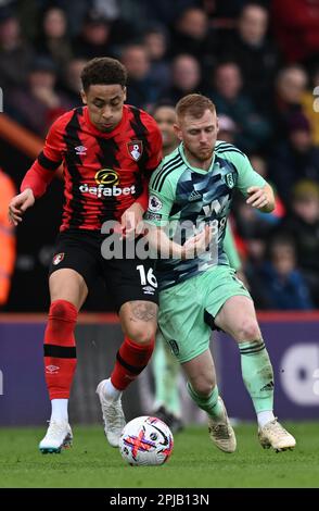 1st avril 2023 ; Stade Vitality, Boscombe, Dorset, Angleterre : Premier League football, AFC Bournemouth versus Fulham ; Marcus Tavernier de Bournemouth rivalise pour le ballon avec Harrison Reed de Fulham crédit: Action plus Sports Images/Alay Live News Banque D'Images