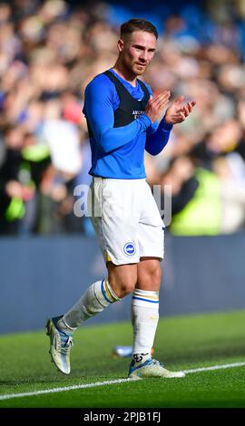 Brighton, Royaume-Uni. 01st avril 2023. Alexis Mac Allister de Brighton et Hove Albion applaudit les fans de Brighton après avoir donné son maillot à un jeune supporter à la suite du match de Premier League entre Brighton & Hove Albion et Brentford à l'Amex on 1 avril 2023 de Brighton, en Angleterre. (Photo de Jeff Mood/phcimages.com) Credit: PHC Images/Alamy Live News Banque D'Images