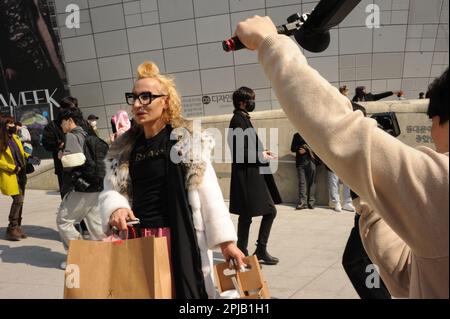 Modèle LGBT, activiste et influenceur Elton Ilirjani fait marche arrière et marche pour Maison Nica à la Seoul Fashion week avec la designer Monica Koh Mars 2023 Banque D'Images