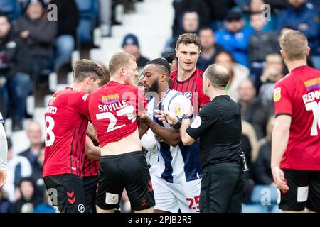 Nathaniel Chalobah de West Bromwich (25) pousse George Saville de Millwall lors du match de championnat Sky Bet entre West Bromwich Albion et Millwall aux Hawthorns, West Bromwich, le samedi 1st avril 2023. (Photo : Gustavo Pantano | ACTUALITÉS MI) crédit : ACTUALITÉS MI et sport /Actualités Alay Live Banque D'Images