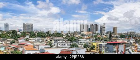 Luanda Angola - 03 24 2023: Vue panoramique sur les quartiers de Maianga et Alvalade, au centre de la ville de Luanda, architecture générale des bâtiments urbains an Banque D'Images