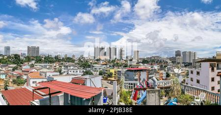 Luanda Angola - 03 24 2023: Vue panoramique sur les quartiers de Maianga et Alvalade, au centre de la ville de Luanda, architecture générale des bâtiments urbains an Banque D'Images