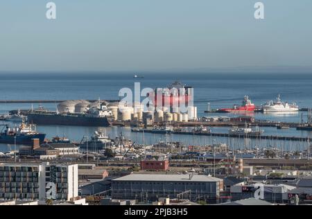 Le Cap, Afrique du Sud. 2023. Arrivée d'un navire porte-conteneurs, dans le port du Cap. Banque D'Images