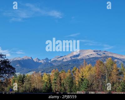 Lac Mondsee dans les montagnes des Alpes, Autriche. Magnifique coucher de soleil. Paysage de vacances entre les montagnes. Banque D'Images