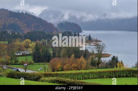 Lac Mondsee dans les montagnes des Alpes, Autriche. Magnifique coucher de soleil. Lac de vacances entre les montagnes. Banque D'Images