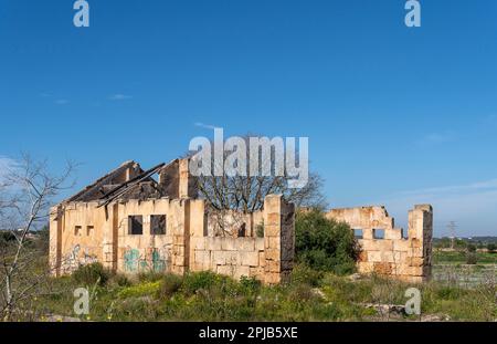 Santanyi, Espagne; mars 26 2023: Construction au milieu de la campagne dans un état de ruine et d'abandon. Problème de l'abandon du rural Banque D'Images