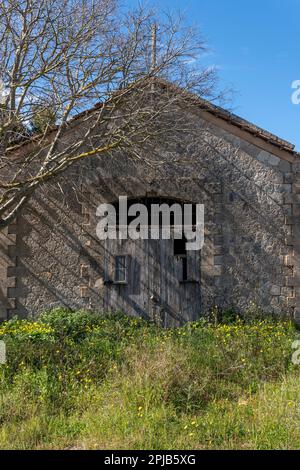 Santanyi, Espagne; mars 26 2023: Construction au milieu de la campagne dans un état de ruine et d'abandon. Problème de l'abandon du rural Banque D'Images