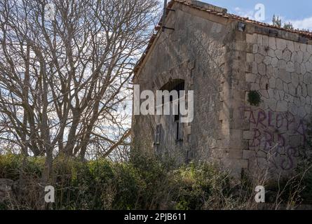 Santanyi, Espagne; mars 26 2023: Construction au milieu de la campagne dans un état de ruine et d'abandon. Problème de l'abandon du rural Banque D'Images