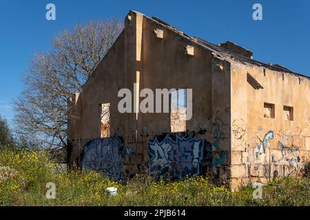 Santanyi, Espagne; mars 26 2023: Construction au milieu de la campagne dans un état de ruine et d'abandon. Problème de l'abandon du rural Banque D'Images