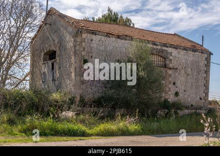 Santanyi, Espagne; mars 26 2023: Construction au milieu de la campagne dans un état de ruine et d'abandon. Problème de l'abandon du rural Banque D'Images