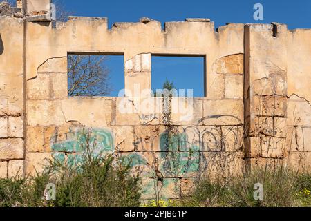 Santanyi, Espagne; mars 26 2023: Construction au milieu de la campagne dans un état de ruine et d'abandon. Problème de l'abandon du rural Banque D'Images