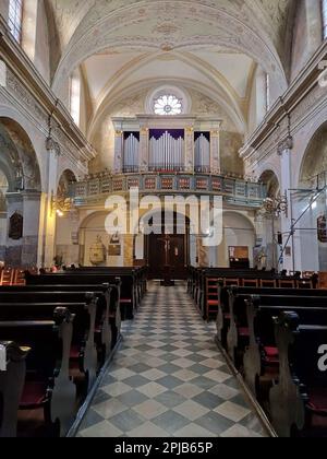 RIJEKA,CROATIE - JANVIER,2023 Église de l'Assomption de la Sainte Vierge Marie intérieur et orgue au fond de l'église. Banque D'Images