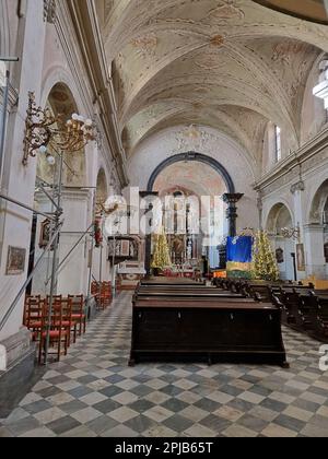 RIJEKA,CROATIE - JANVIER,2023 Église de l'Assomption de la Sainte Vierge Marie.intérieur de l'église chrétienne avec plafond rose et autel central. Banque D'Images