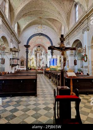 RIJEKA,CROATIE - JANVIER,2023 Église de l'Assomption de la Sainte Vierge Marie.intérieur de l'église chrétienne avec croix et Jésus. Banque D'Images