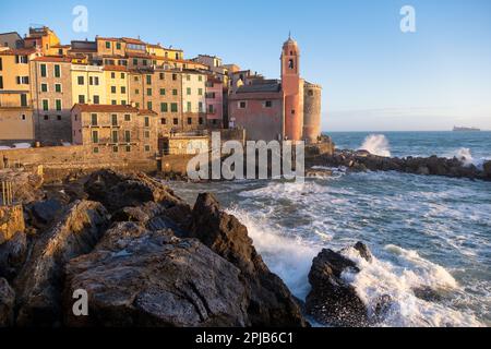 Vue aérienne de Tellaro, ancien et petit village près de Lerici, dans le golfe de la Spezia (Golfo dei Poeti) Ligurie, Italie, Europe Banque D'Images