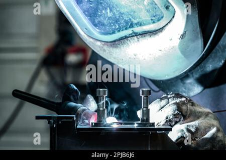 Soudeur en action dans un atelier, France Banque D'Images