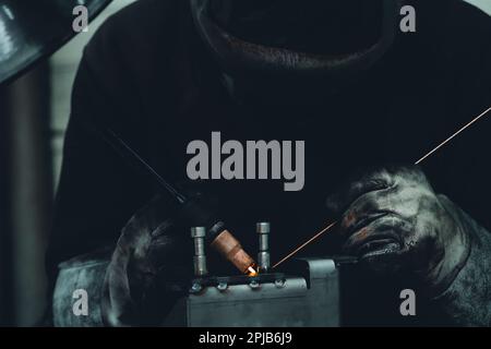 Vue du soudeur en action dans un atelier, France Banque D'Images