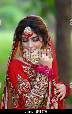 Mariée indienne vêtue de vêtements de mariage traditionnels Banque D'Images